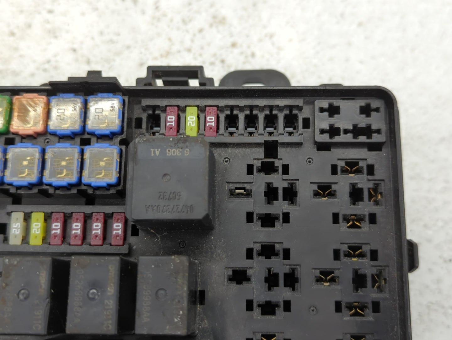 2014-2016 Chevrolet Sonic Fusebox Fuse Box Panel Relay Module P/N:P68304824AD Fits Fits 2014 2015 2016 OEM Used Auto Parts -