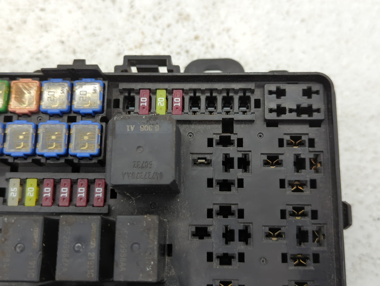 2014-2016 Chevrolet Sonic Fusebox Fuse Box Panel Relay Module P/N:P68304824AD Fits Fits 2014 2015 2016 OEM Used Auto Parts -
