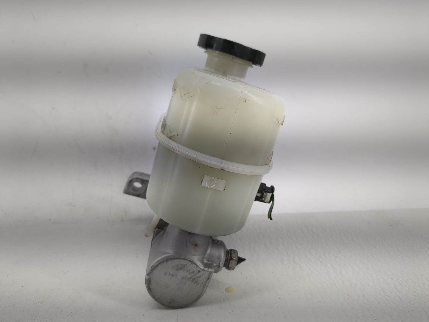 Chevrolet Suburban 1500 Brake Master Cylinder 1208600 - Oemusedautoparts1.com