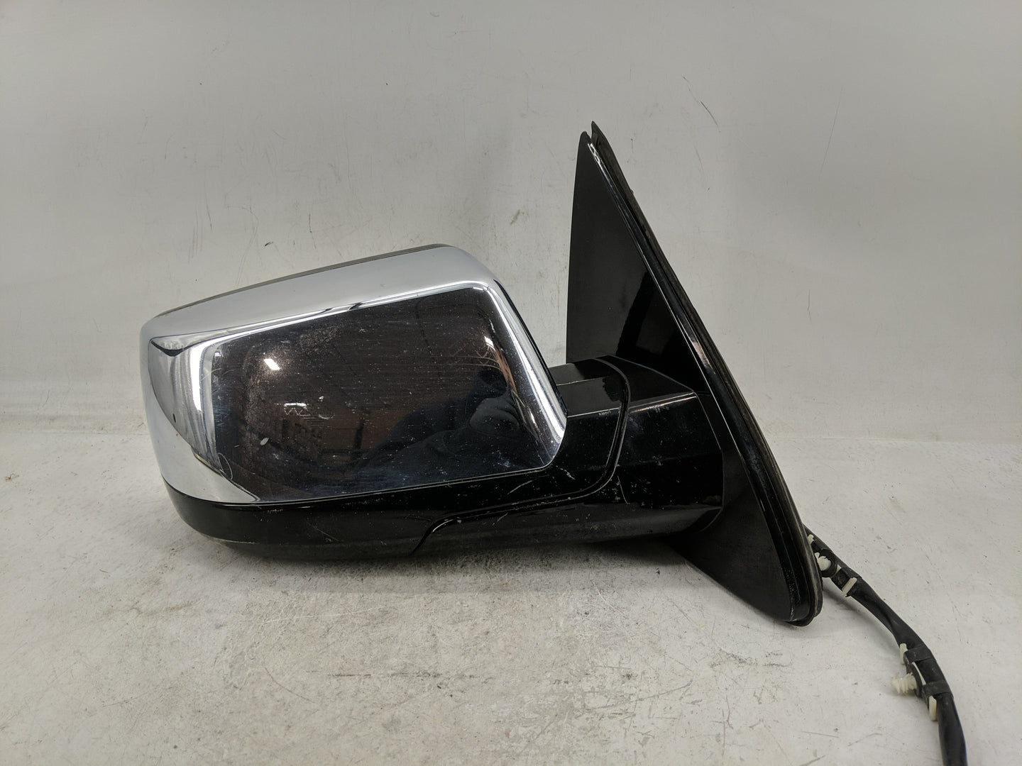 2016 Chevrolet Suburban 1500 Side Mirror Replacement Passenger Right View Door Mirror P/N:772992 Fits OEM Used Auto Parts - 