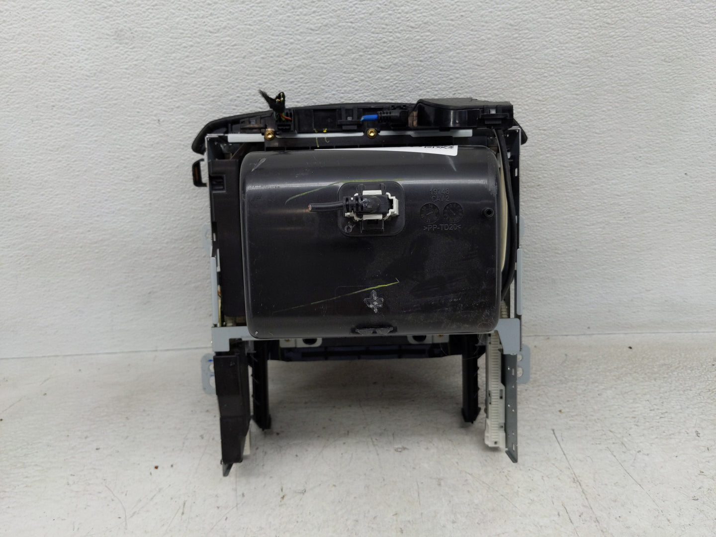 2016 Chevrolet Suburban 1500 Radio AM FM Cd Player Receiver Replacement P/N:815372982 23251765 Fits OEM Used Auto Parts - Oe