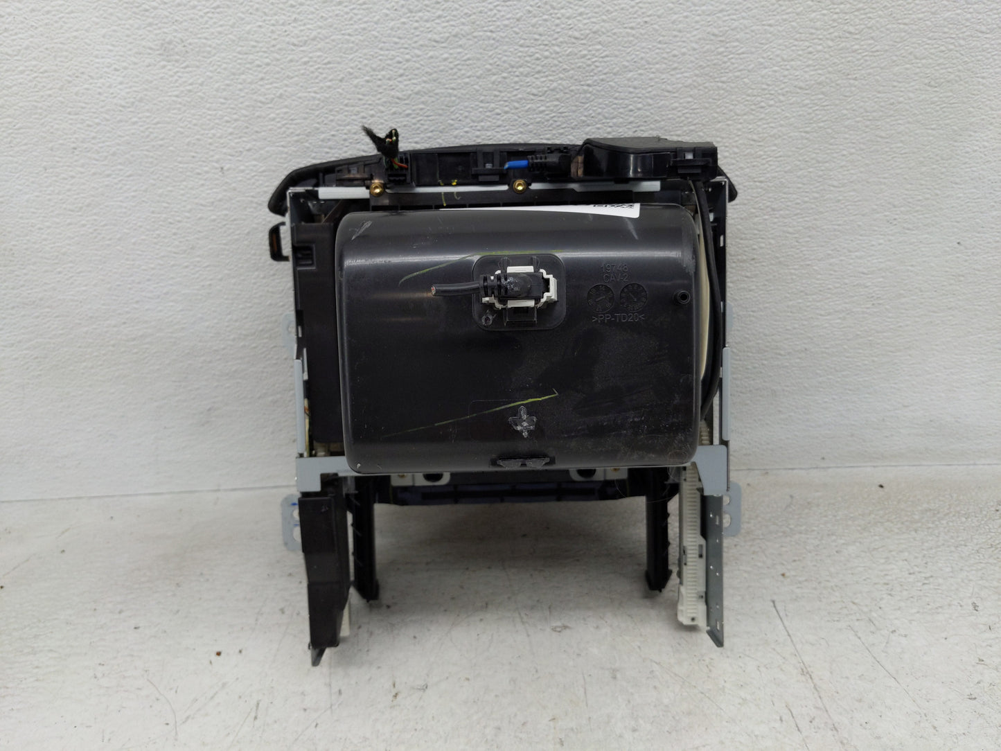 2016 Chevrolet Suburban 1500 Radio AM FM Cd Player Receiver Replacement P/N:815372982 23251765 Fits OEM Used Auto Parts - Oe