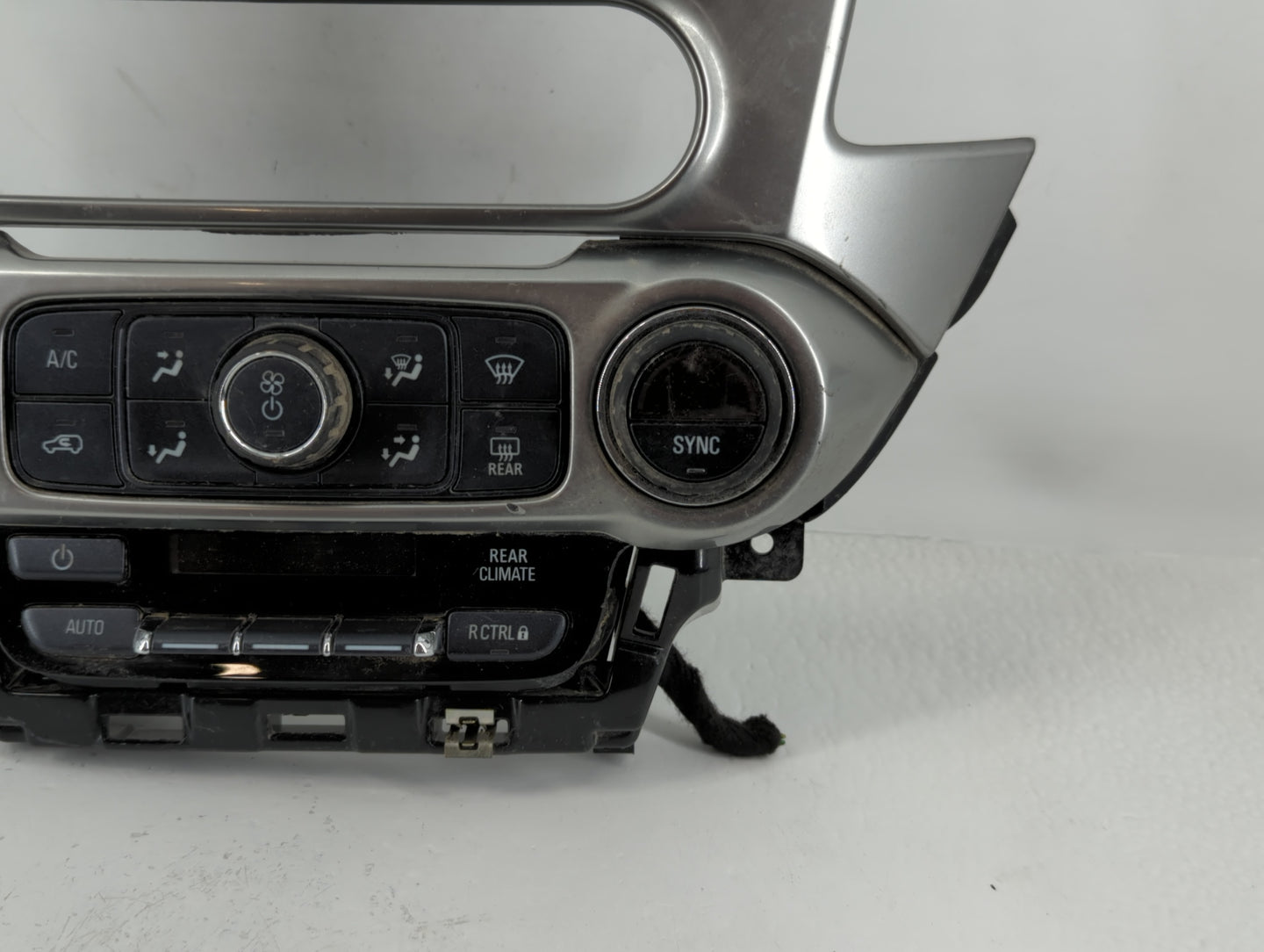 2016 Chevrolet Suburban 1500 Radio AM FM Cd Player Receiver Replacement P/N:23251607 Fits OEM Used Auto Parts - Oemusedautop
