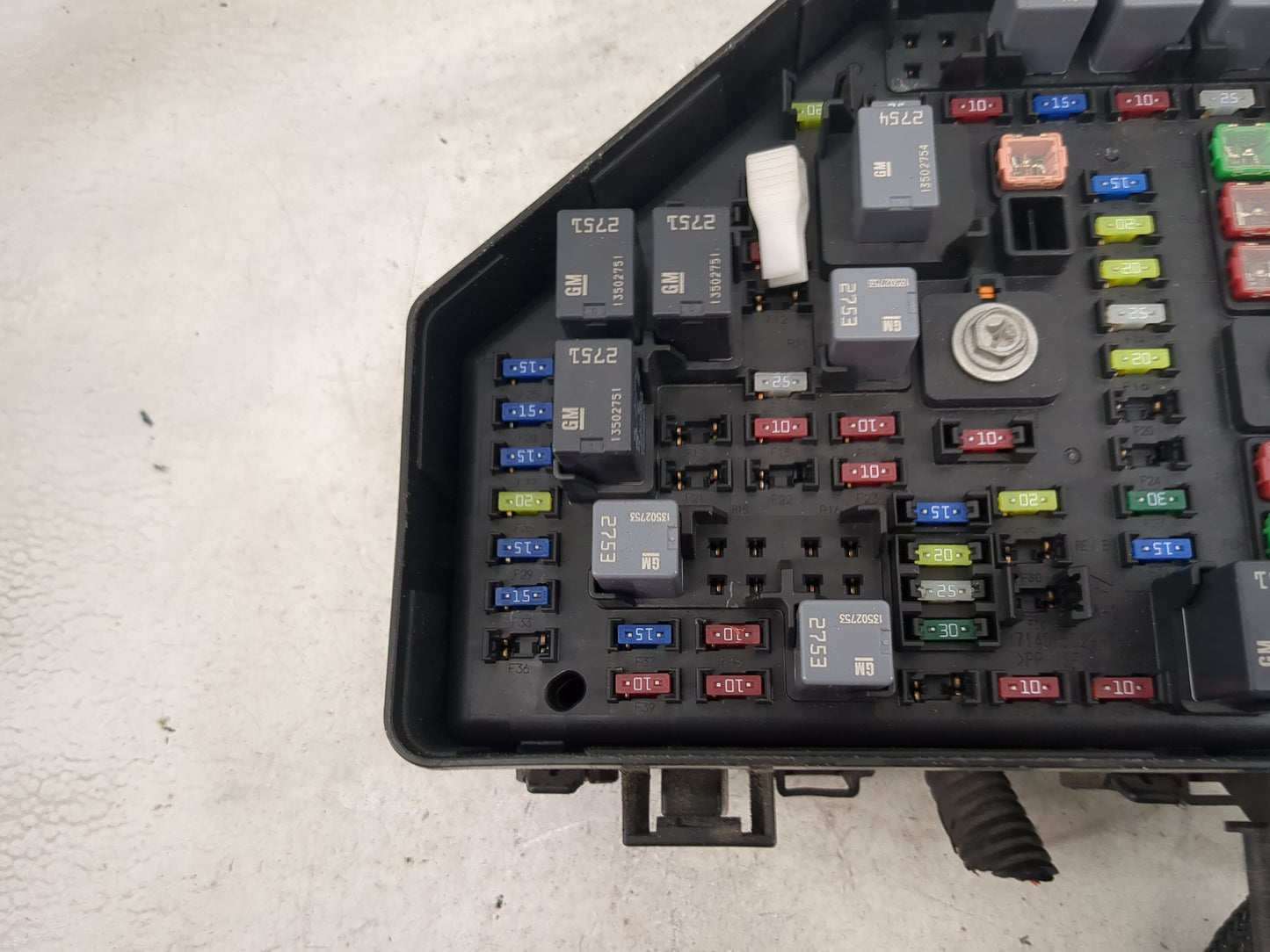 2015-2017 Chevrolet Traverse Fusebox Fuse Box Panel Relay Module P/N:7140-1941-30 Fits Fits 2015 2016 2017 OEM Used Auto Par