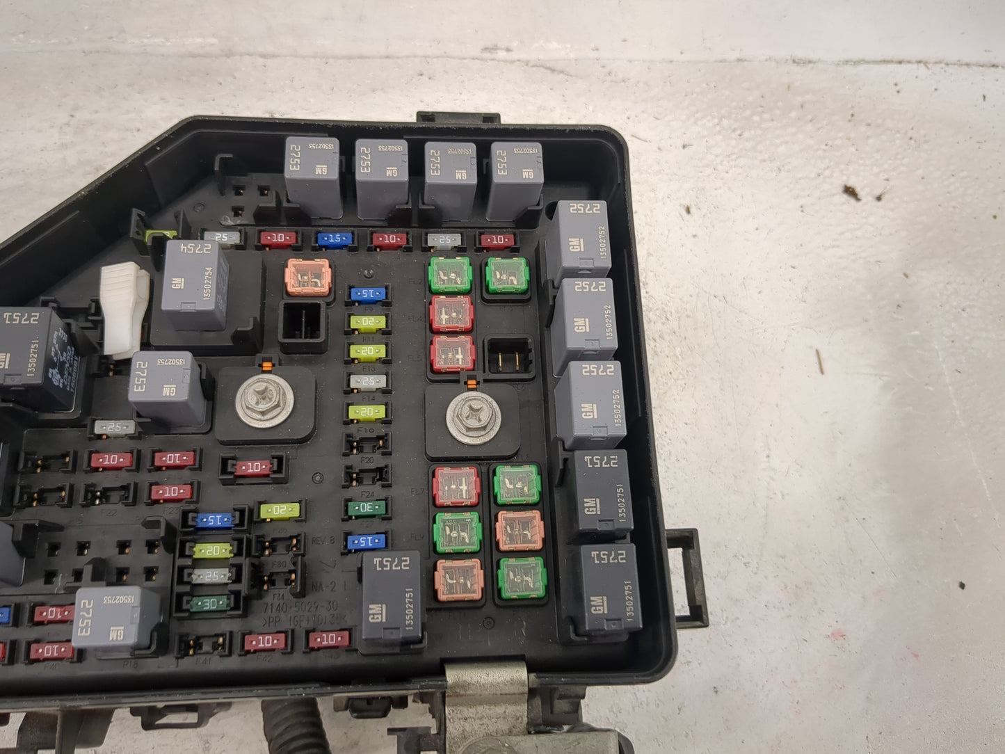 2015-2017 Chevrolet Traverse Fusebox Fuse Box Panel Relay Module P/N:7140-1941-30 Fits Fits 2015 2016 2017 OEM Used Auto Par