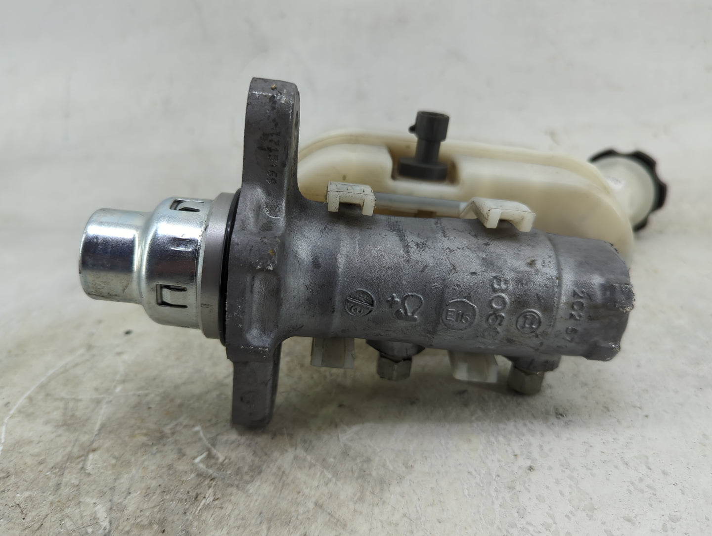 2016 Chevrolet Traverse Brake Master Cylinder - Oemusedautoparts1.com