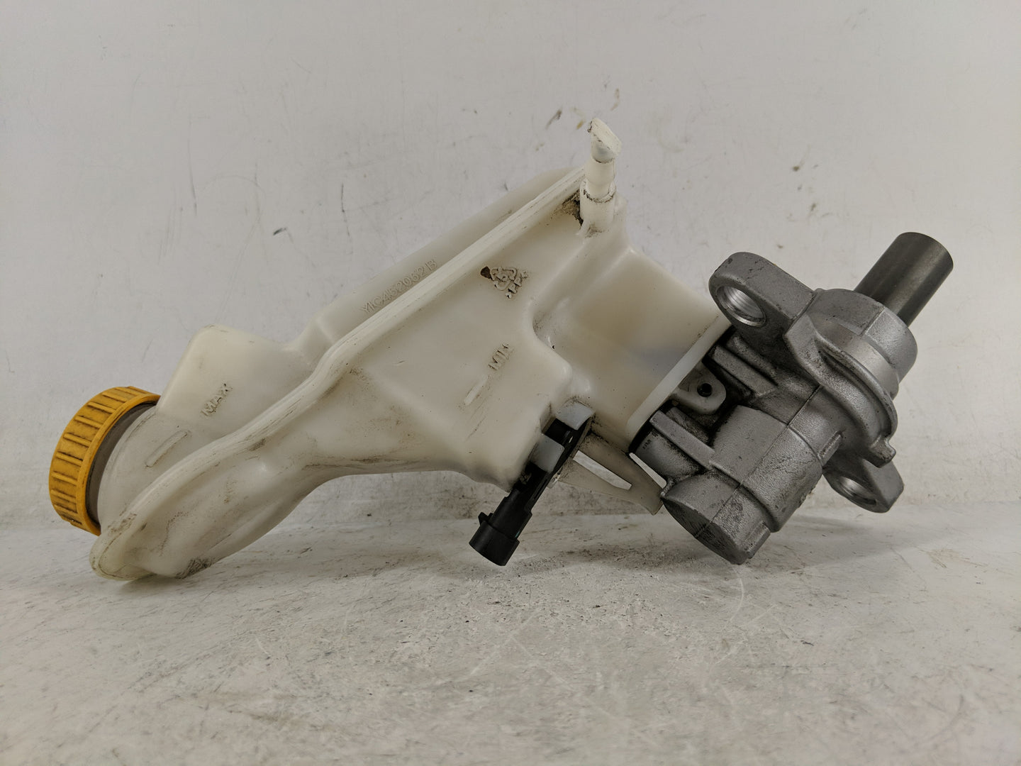 2013-2021 Chevrolet Trax Brake Master Cylinder 1221123 - Oemusedautoparts1.com