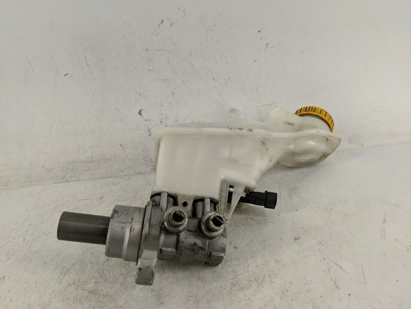 2013-2021 Chevrolet Trax Brake Master Cylinder 1221123 - Oemusedautoparts1.com