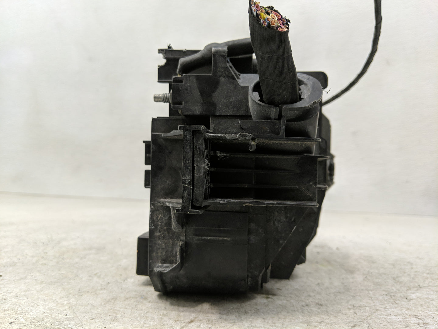 2016 Chevrolet Trax Fusebox Fuse Box Panel Relay Module P/N:95941608 Fits OEM Used Auto Parts - Oemusedautoparts1.com