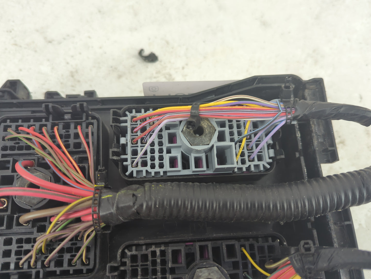 2016-2018 Chevrolet Volt Fusebox Fuse Box Panel Relay Module P/N:23307651 DPN15514069 Fits Fits 2016 2017 2018 OEM Used Auto