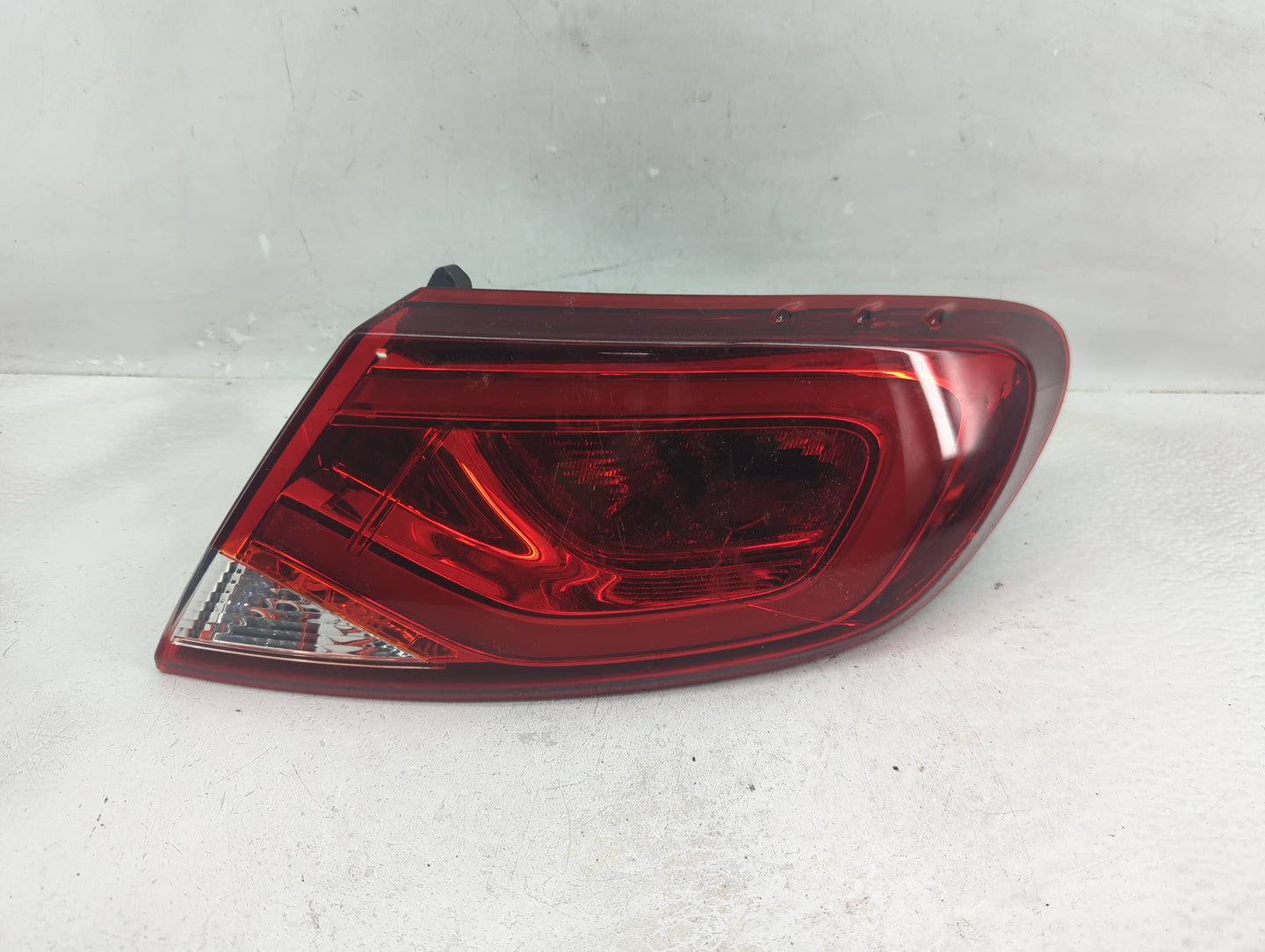 2015-2016 Chrysler 200 Tail Light Assembly Passenger Right OEM P/N:BDM92402000 Fits Fits 2015 2016 OEM Used Auto Parts - Oem