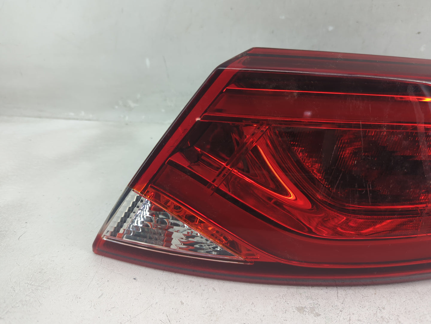2015-2016 Chrysler 200 Tail Light Assembly Passenger Right OEM P/N:BDM92402000 Fits Fits 2015 2016 OEM Used Auto Parts - Oem