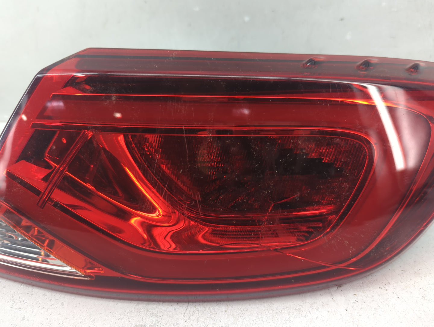 2015-2016 Chrysler 200 Tail Light Assembly Passenger Right OEM P/N:BDM92402000 Fits Fits 2015 2016 OEM Used Auto Parts - Oem