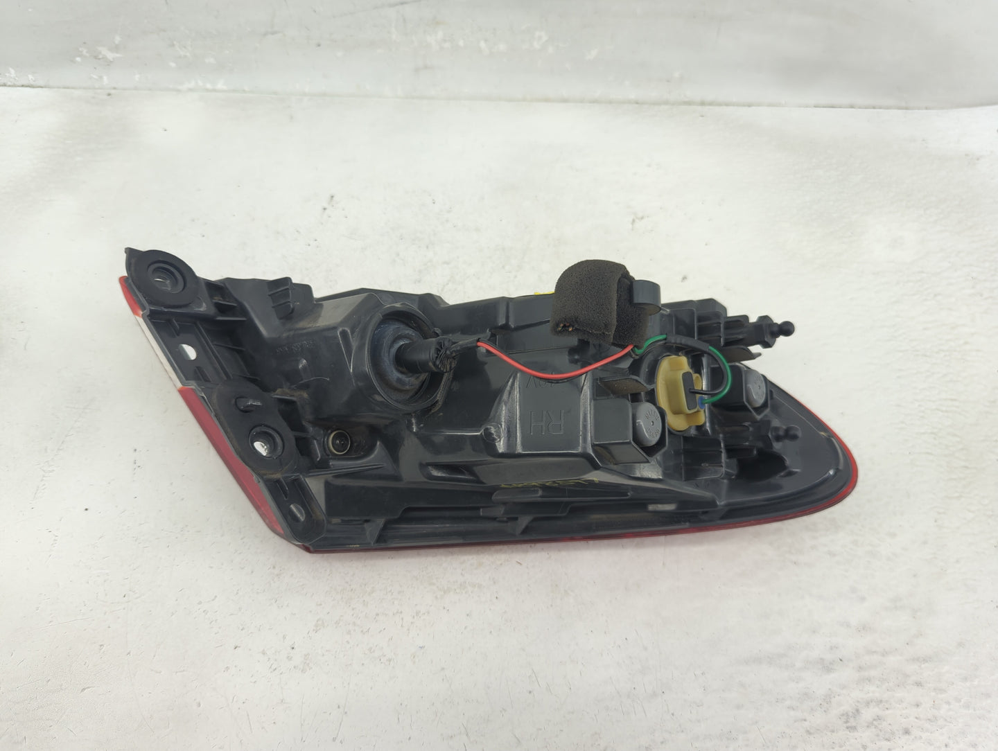 2015-2016 Chrysler 200 Tail Light Assembly Passenger Right OEM P/N:BDM92402000 Fits Fits 2015 2016 OEM Used Auto Parts - Oem