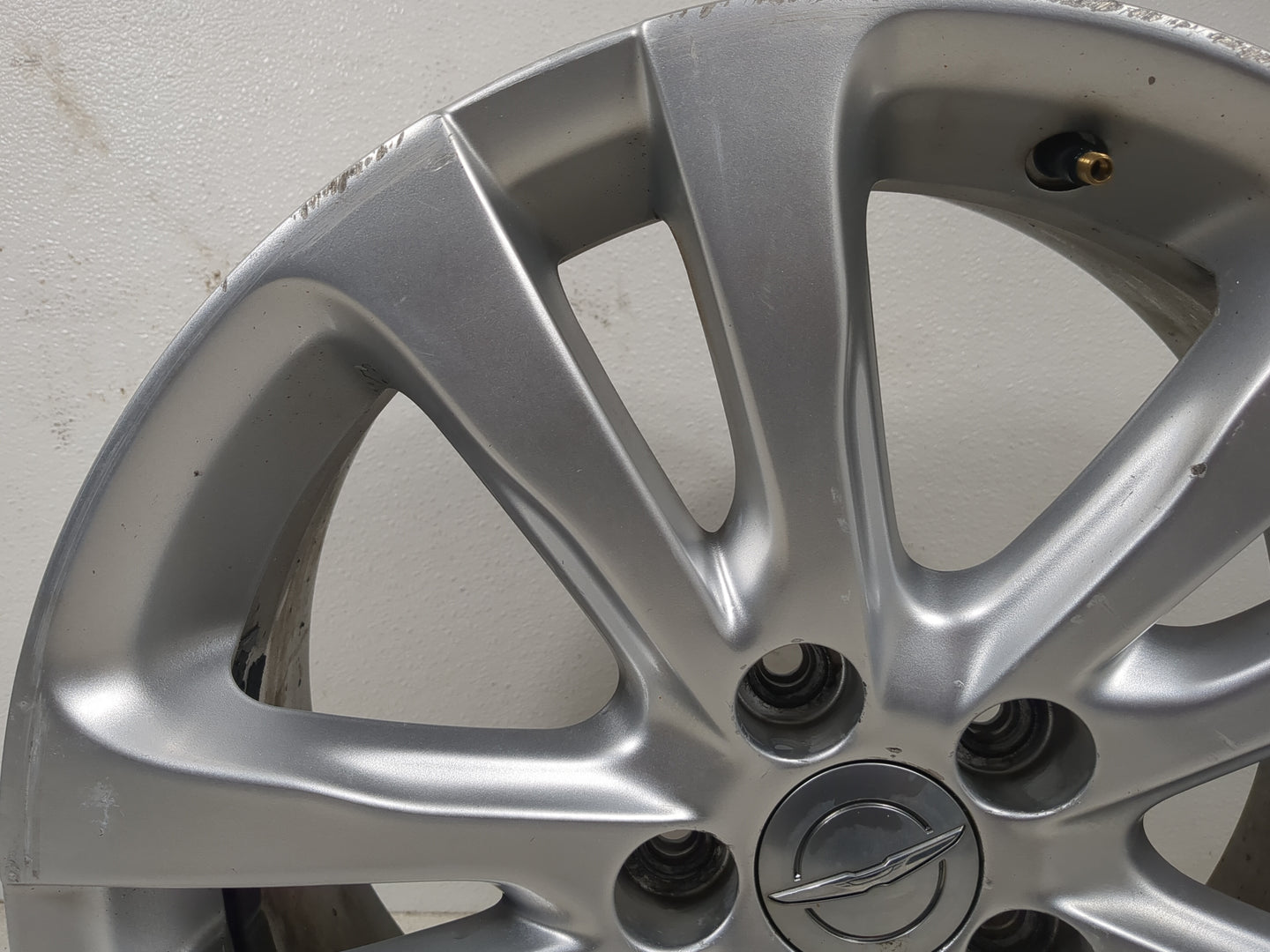 2015-2017 Chrysler 200 Oem Wheel Rim 1401514 - Oemusedautoparts1.com