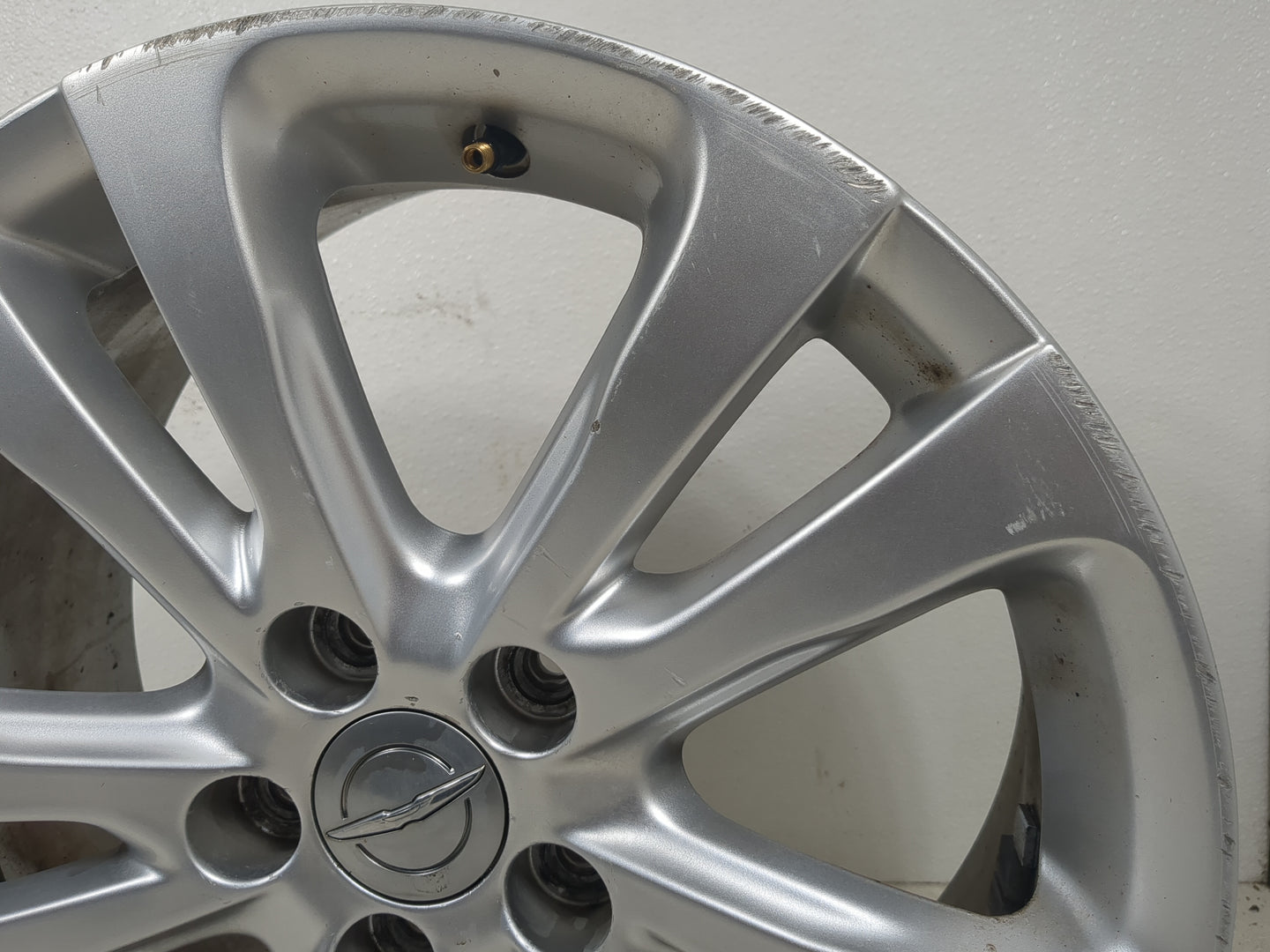 2015-2017 Chrysler 200 Oem Wheel Rim 1401514 - Oemusedautoparts1.com