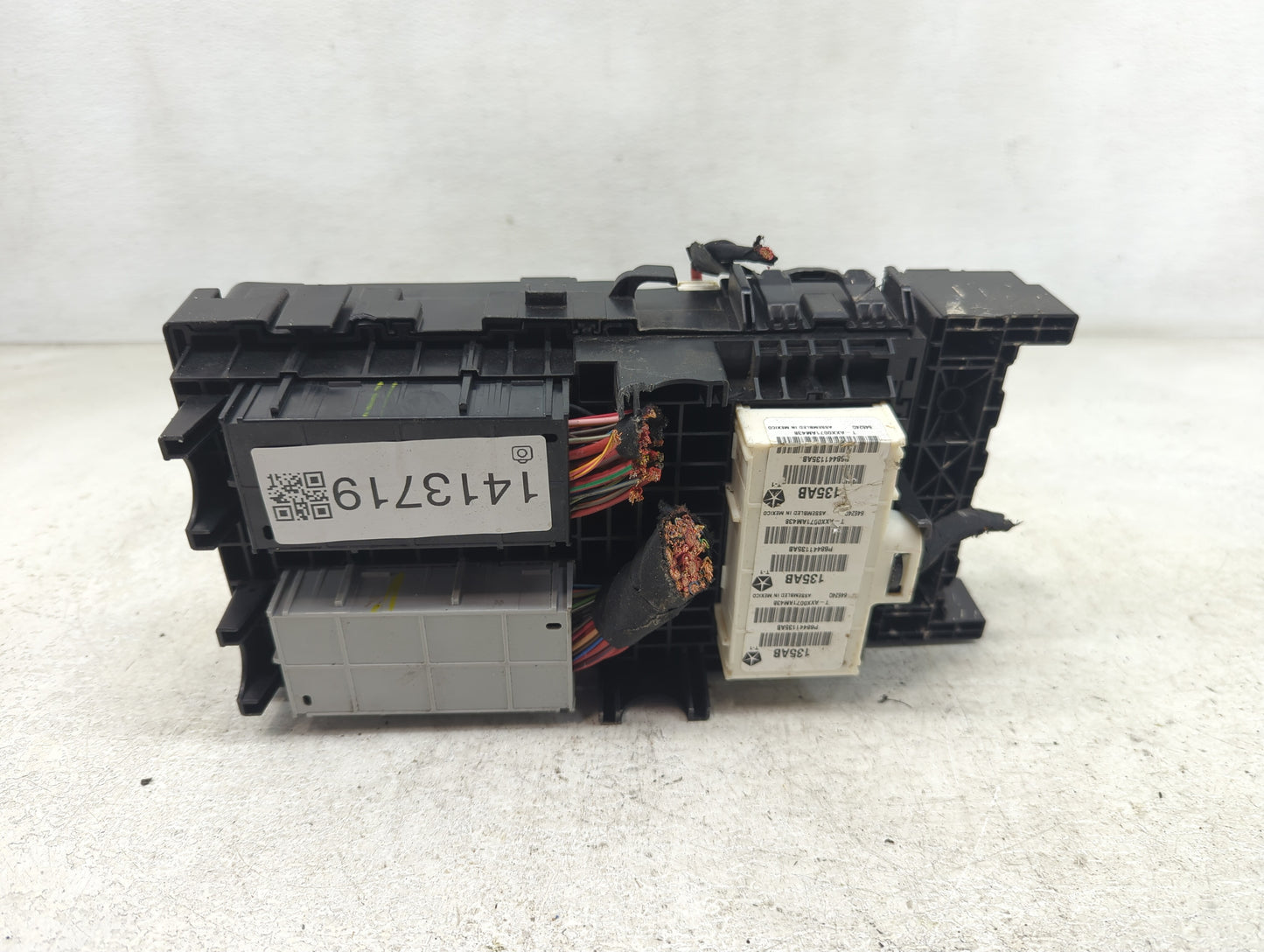 2016-2017 Chrysler 200 Fusebox Fuse Box Panel Relay Module P/N:6356-5387 Fits Fits 2016 2017 OEM Used Auto Parts - Oemusedau