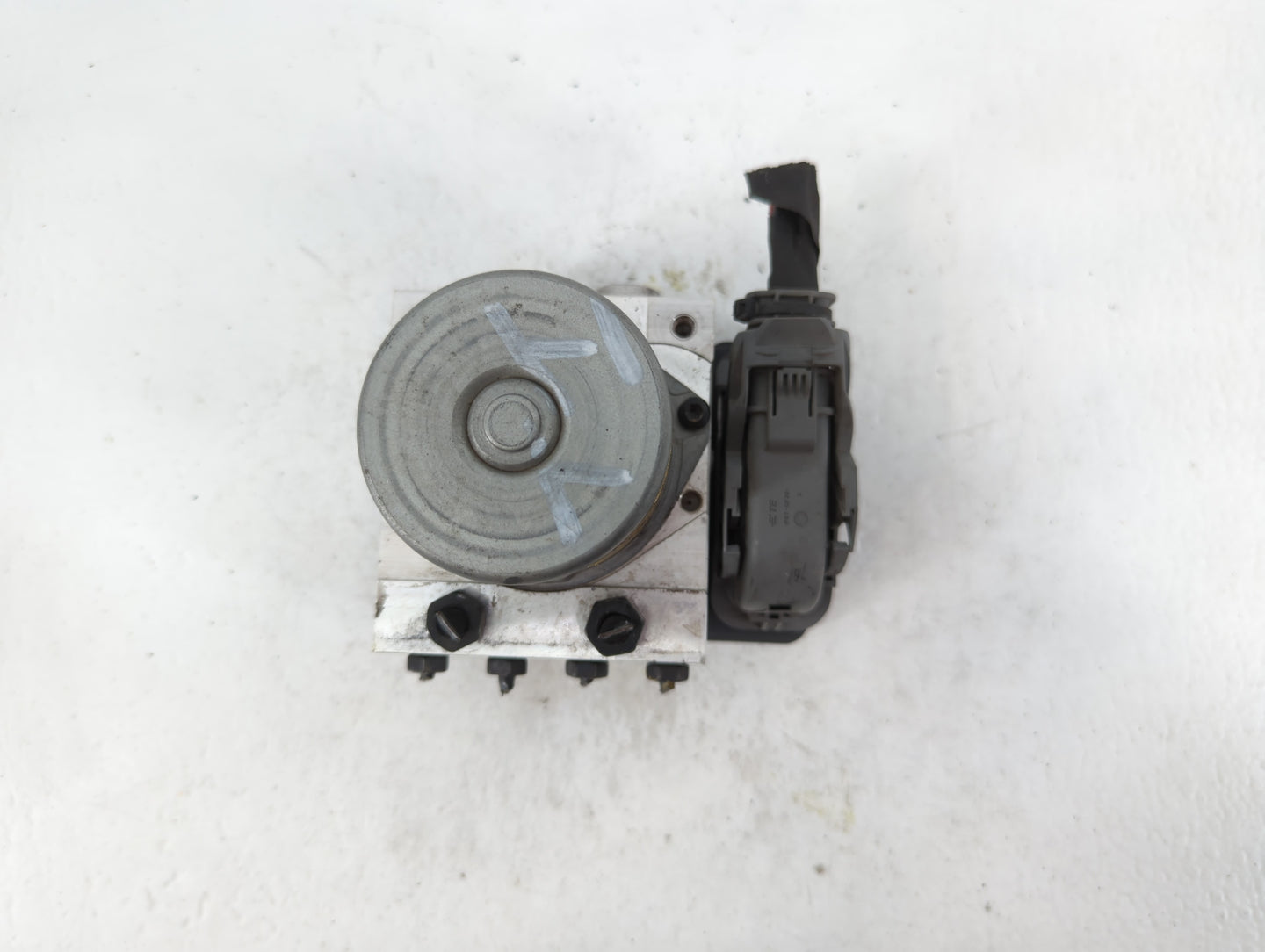 2016 Chrysler 200 ABS Pump Control Module Replacement P/N:F2589 22000 F2589 22900 Fits OEM Used Auto Parts - Oemusedautopart