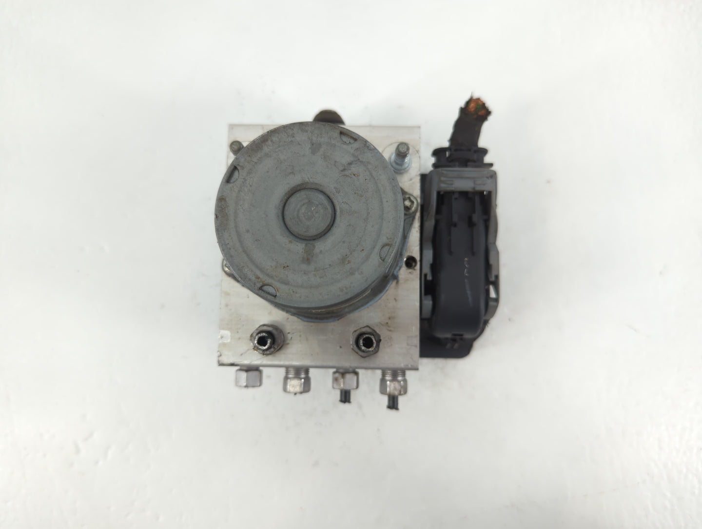 2016 Chrysler 200 ABS Pump Control Module Replacement P/N:P68267002AC Fits OEM Used Auto Parts - Oemusedautoparts1.com