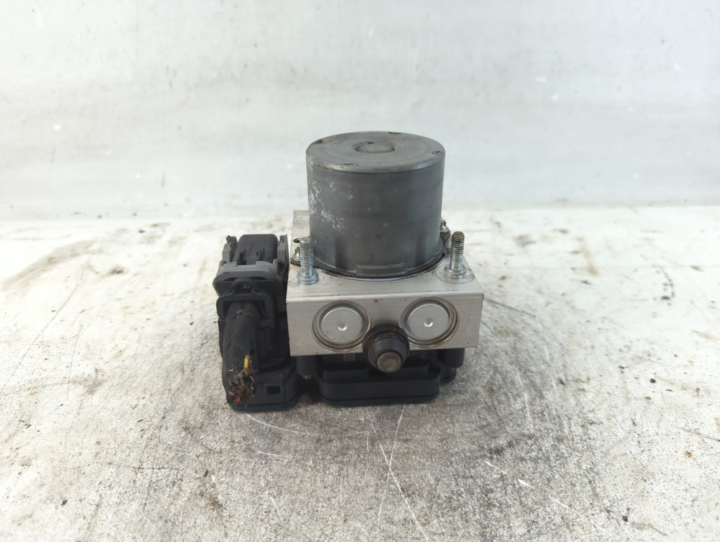 2016 Chrysler 200 ABS Pump Control Module Replacement P/N:P68267002AC Fits OEM Used Auto Parts - Oemusedautoparts1.com