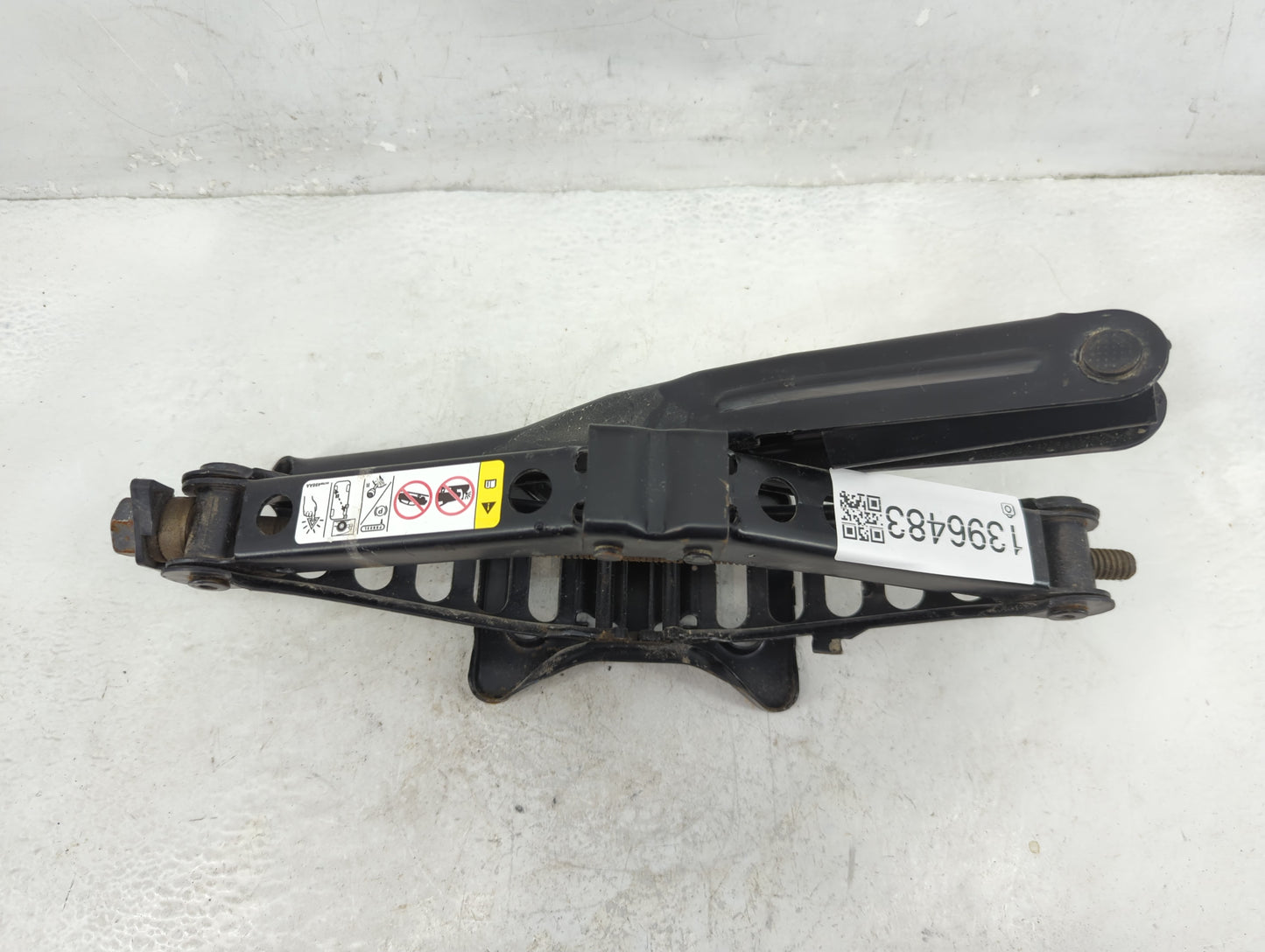 2016 Chrysler 300 Spare Scissor Car Jack - Oemusedautoparts1.com