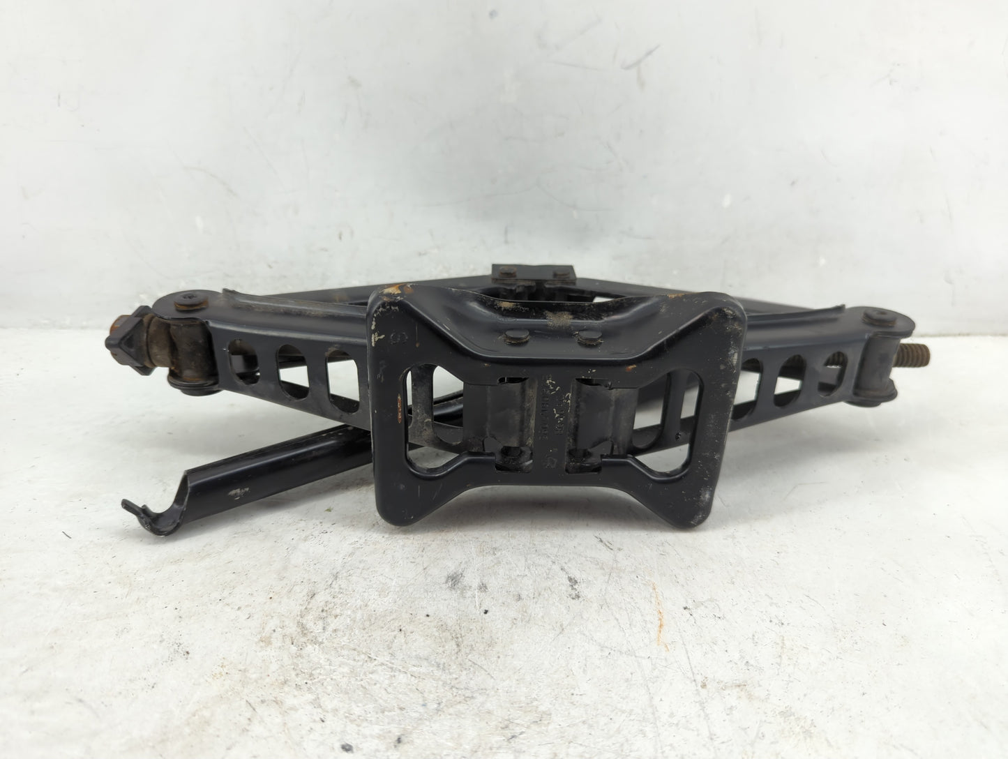 2016 Chrysler 300 Spare Scissor Car Jack - Oemusedautoparts1.com