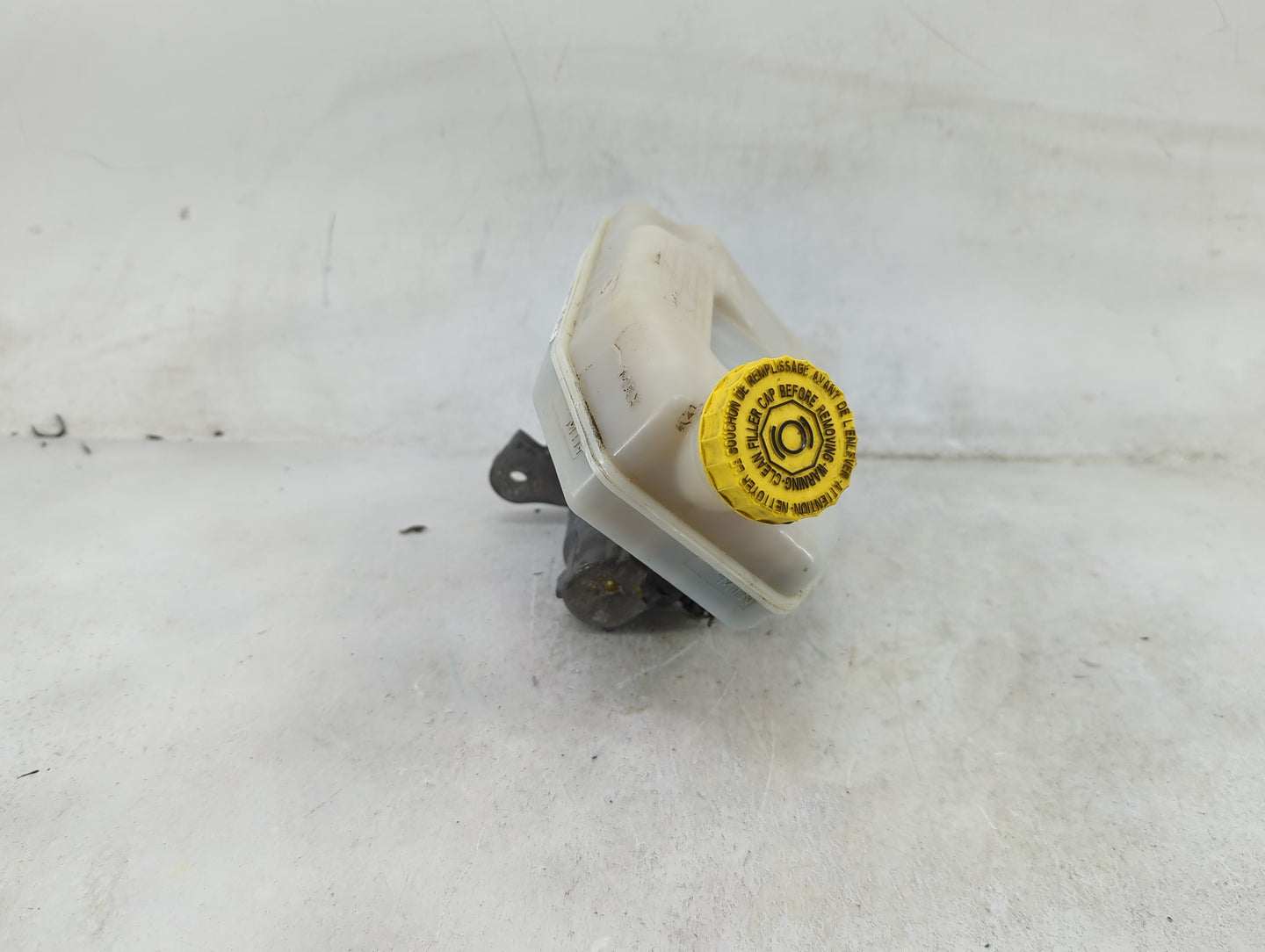 Chrysler Town And Country Brake Master Cylinder 1490347 - Oemusedautoparts1.com