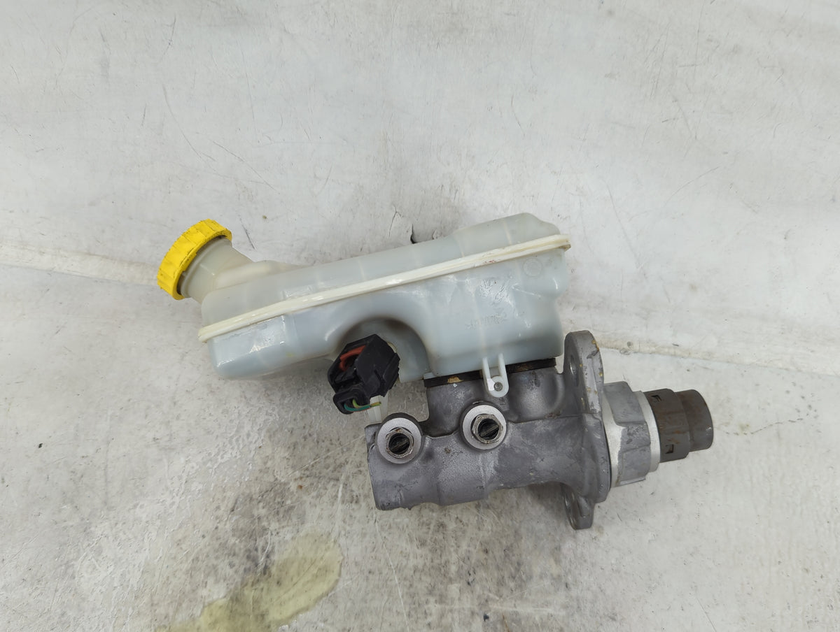 Chrysler Town And Country Brake Master Cylinder 1490778 - Oemusedautoparts1.com