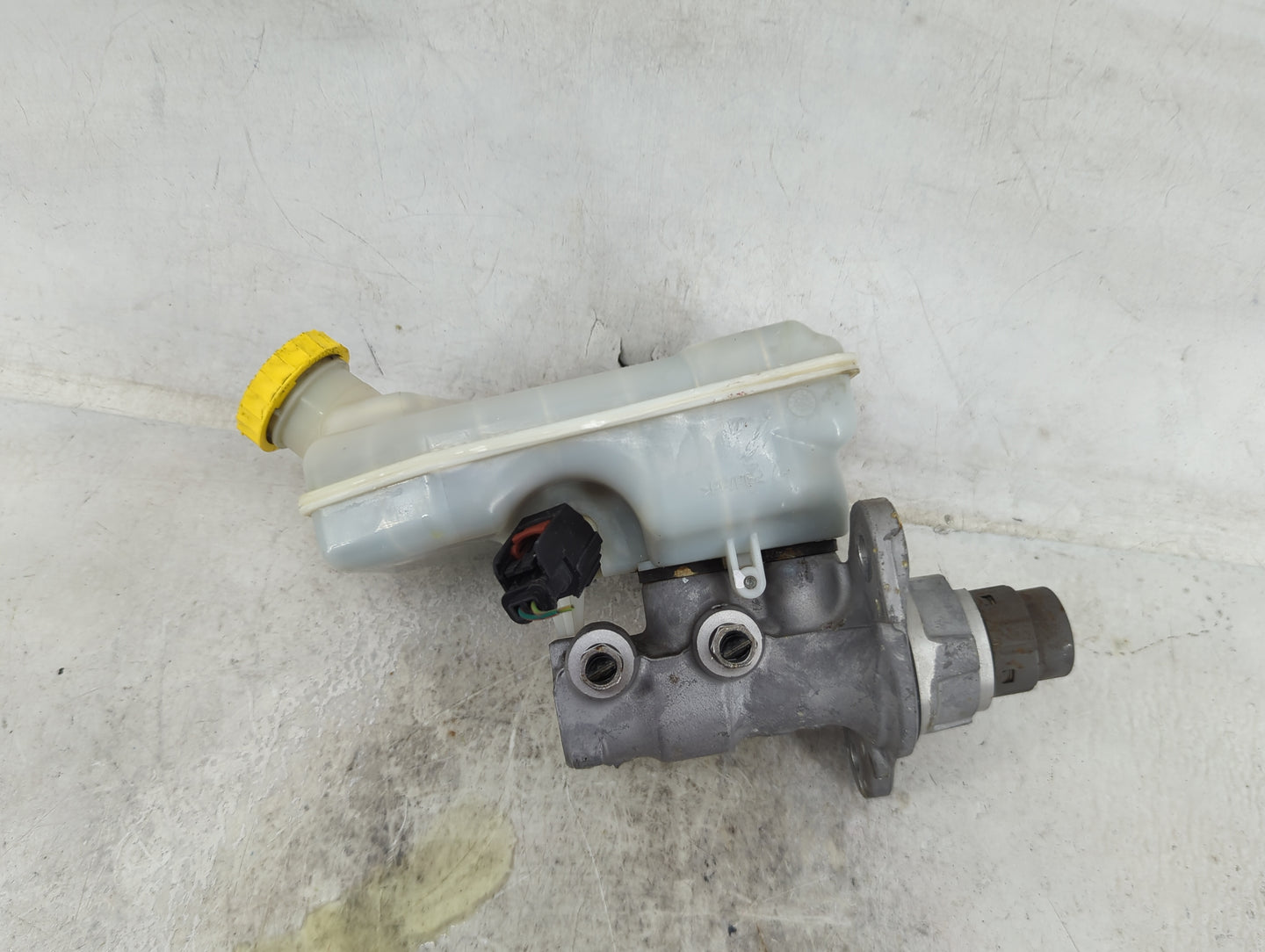 Chrysler Town And Country Brake Master Cylinder 1490778 - Oemusedautoparts1.com