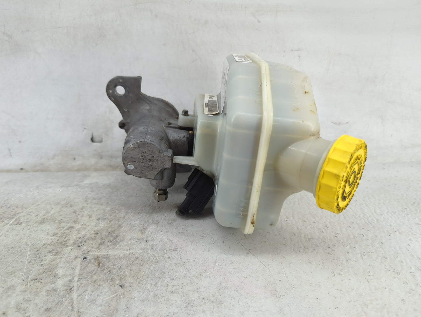 Chrysler Town And Country Brake Master Cylinder 1490778 - Oemusedautoparts1.com