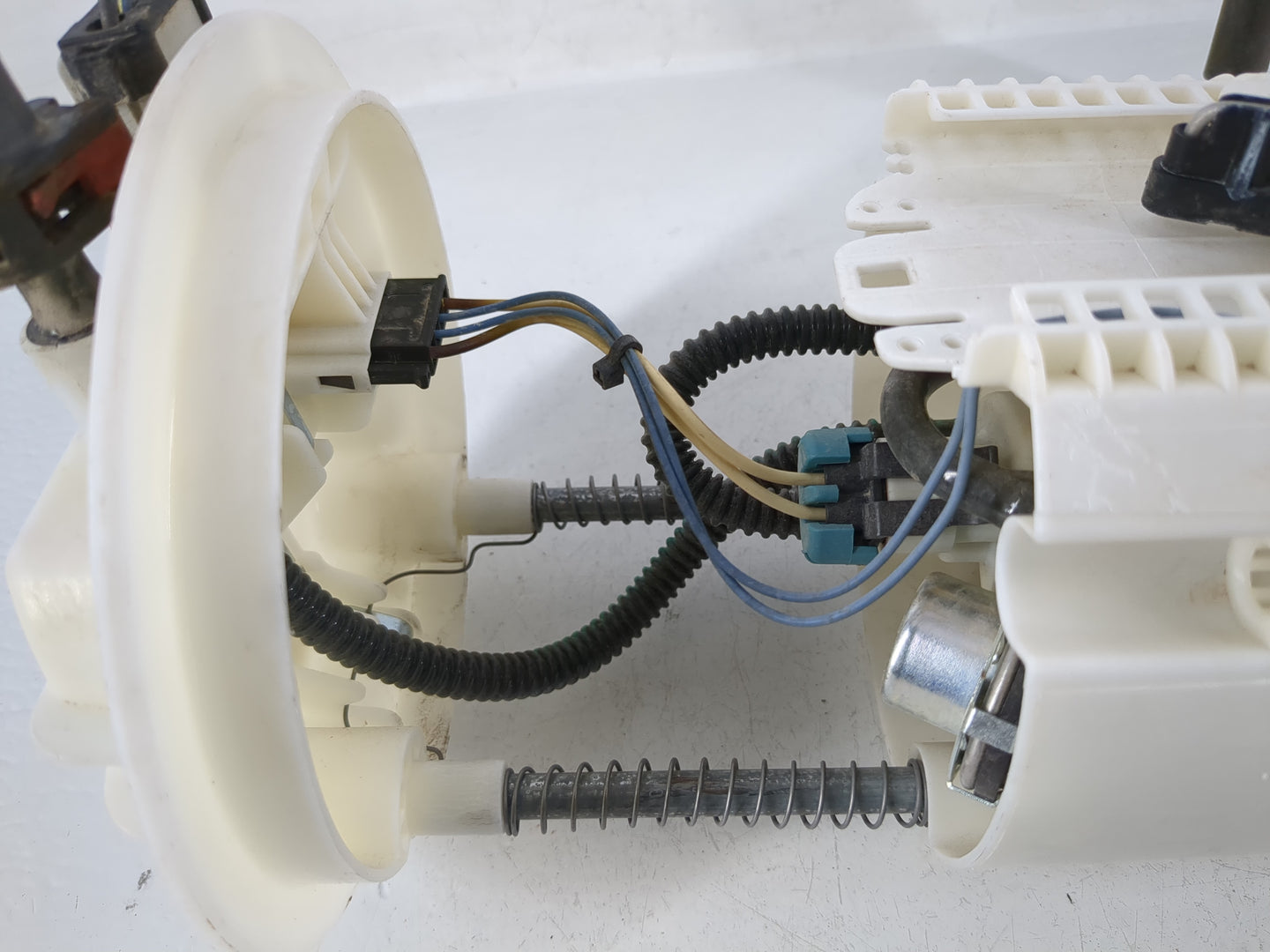 2011-2016 Chrysler Town & Country Electrical Gas Fuel Pump Assembly - Oemusedautoparts1.com