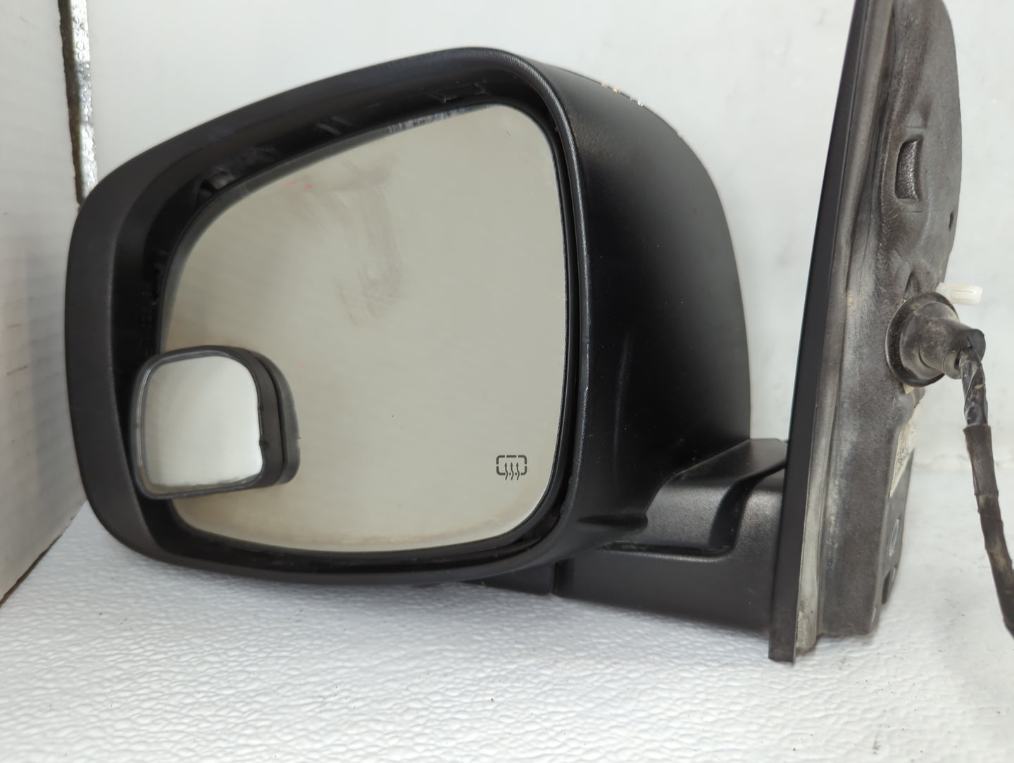 2011-2016 Chrysler Town & Country Driver Side View Mirror - Left Door Mirror OEM Used - Oemusedautoparts1.com