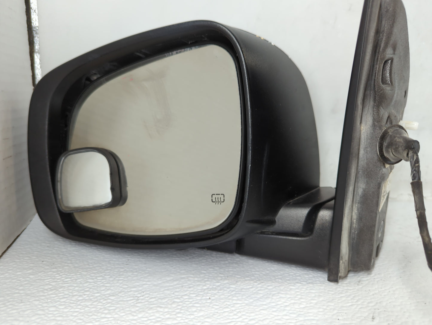 2011-2016 Chrysler Town & Country Driver Side View Mirror - Left Door Mirror OEM Used - Oemusedautoparts1.com