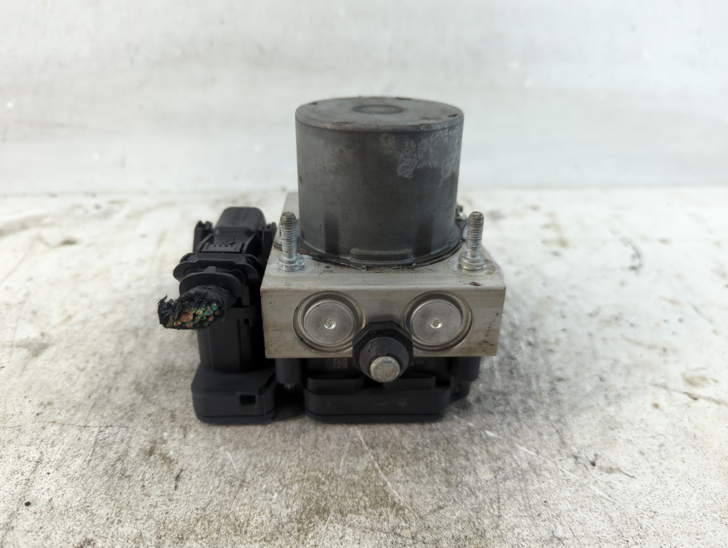 2016 Dodge Caravan ABS Pump Control Module Replacement P/N:68183803AC Fits Fits 2015 2017 2018 2019 2020 OEM Used Auto Parts