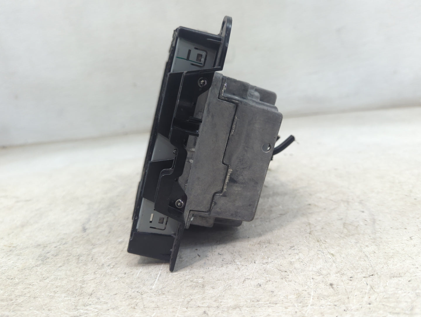 2016 Dodge Durango Radio AM FM Cd Player Receiver Replacement P/N:2098978-1 Fits OEM Used Auto Parts - Oemusedautoparts1.com
