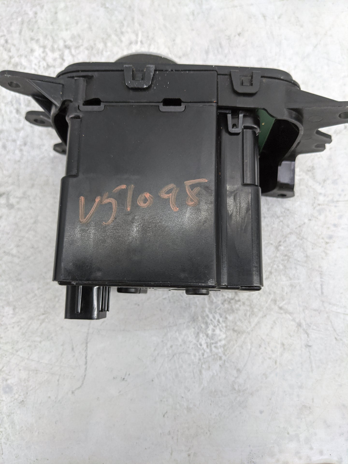 2016 Dodge Durango Floor Console Assembly Shifter - Oemusedautoparts1.com
