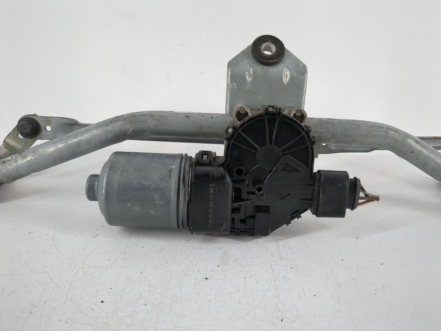 2016 Dodge Journey Front Windshield Wiper Motor P/N:05116303AH Fits OEM Used Auto Parts - Oemusedautoparts1.com