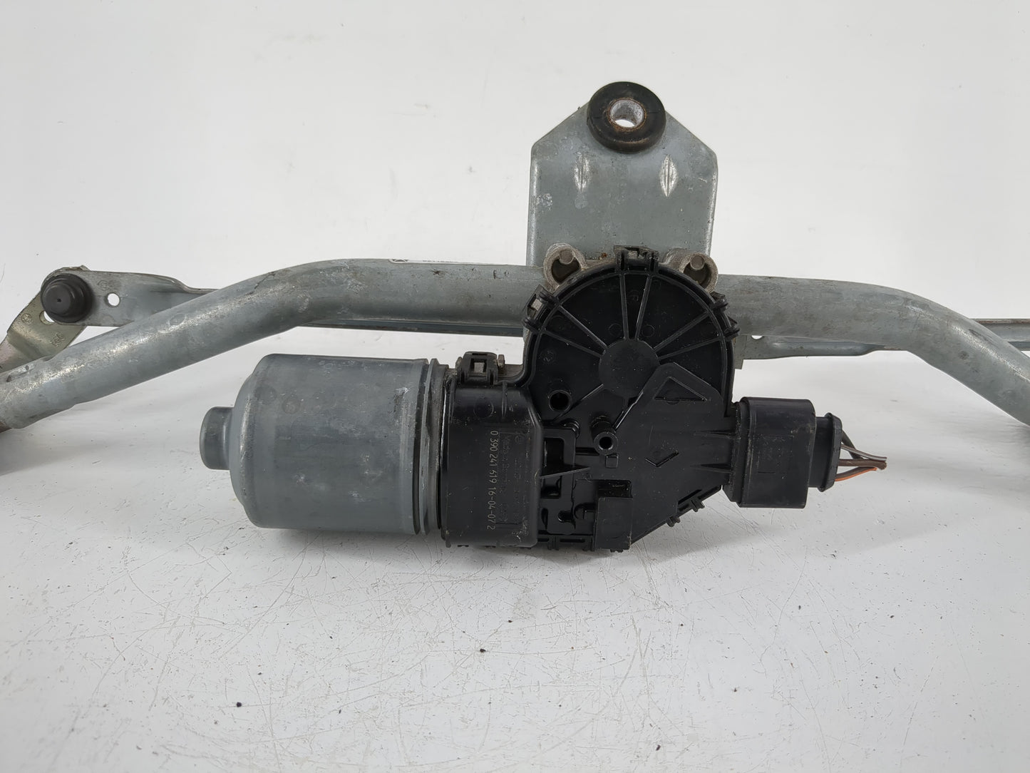 2016 Dodge Journey Front Windshield Wiper Motor P/N:05116303AH Fits OEM Used Auto Parts - Oemusedautoparts1.com