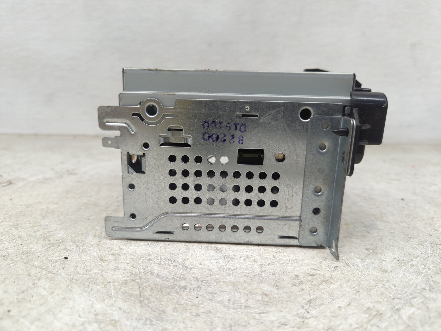 2016 Dodge Journey Radio AM FM Cd Player Receiver Replacement P/N:P68209666AE AM5T18C815AC Fits OEM Used Auto Parts - Oemuse