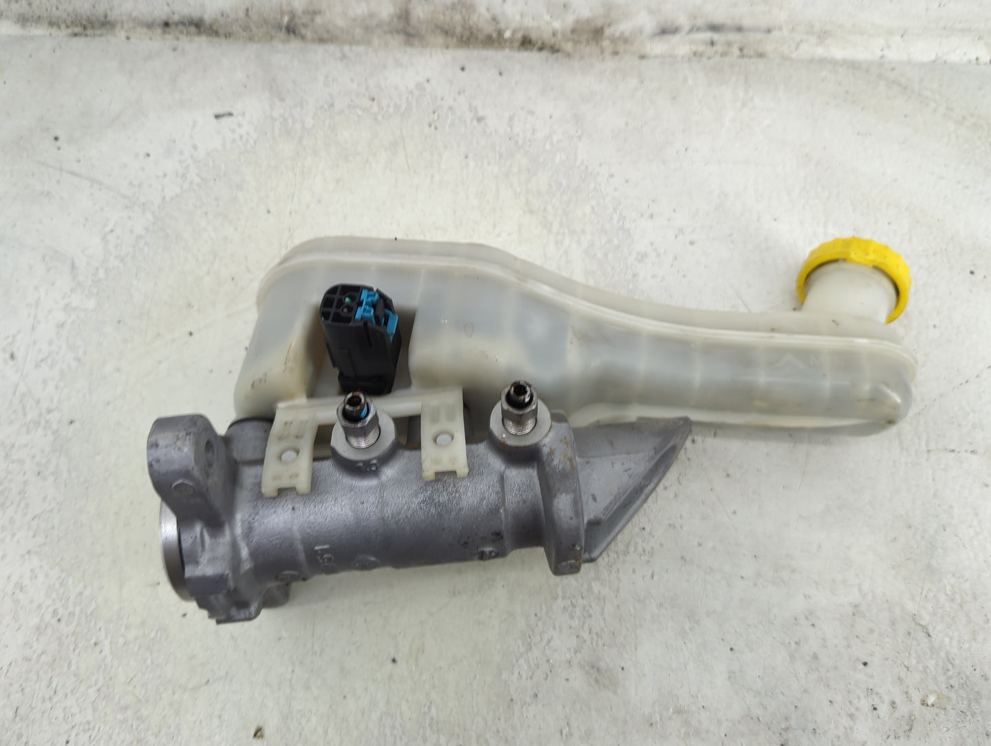 2016 Dodge Journey Brake Master Cylinder 1492293 - Oemusedautoparts1.com