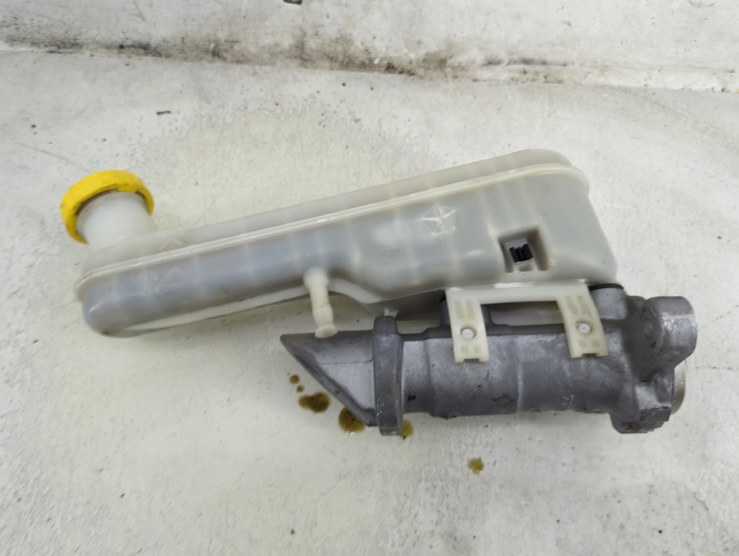2016 Dodge Journey Brake Master Cylinder 1492293 - Oemusedautoparts1.com