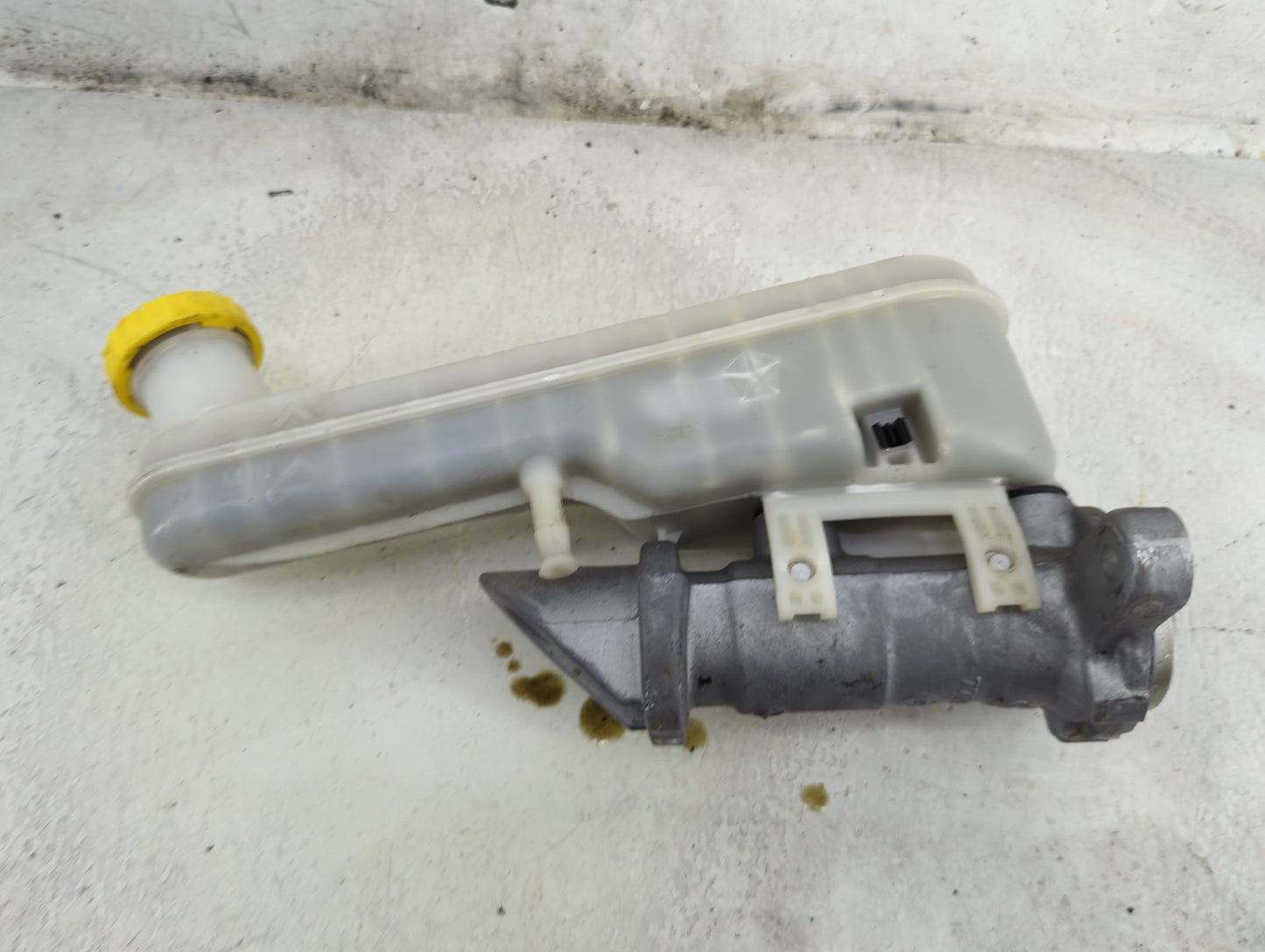 2016 Dodge Journey Brake Master Cylinder 1492293 - Oemusedautoparts1.com