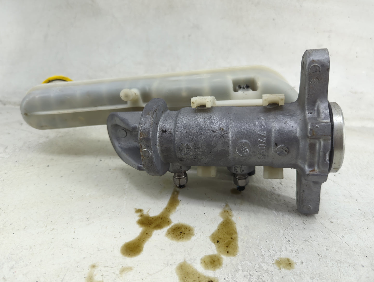 2016 Dodge Journey Brake Master Cylinder 1492293 - Oemusedautoparts1.com