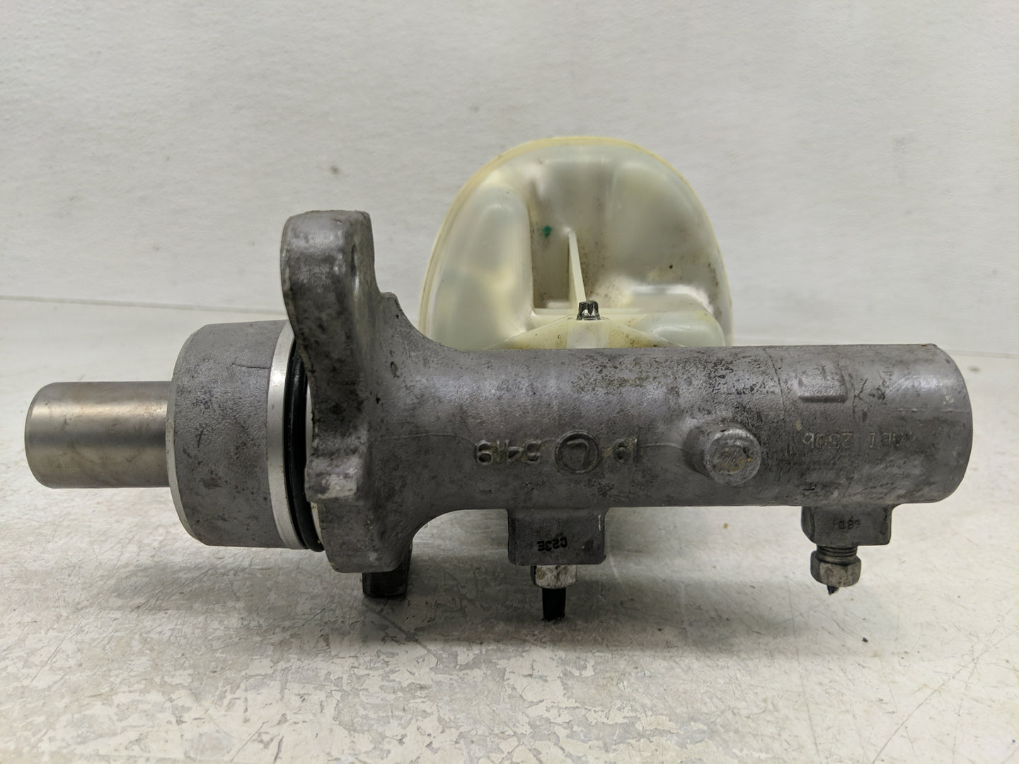 2007-2008 Dodge Ram 1500 Brake Master Cylinder 1311454 - Oemusedautoparts1.com