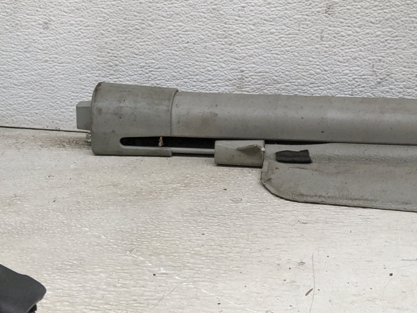 2016 Dodge Ram 1500 Rear Cargo Cover Storage Retractable Shade - Oemusedautoparts1.com