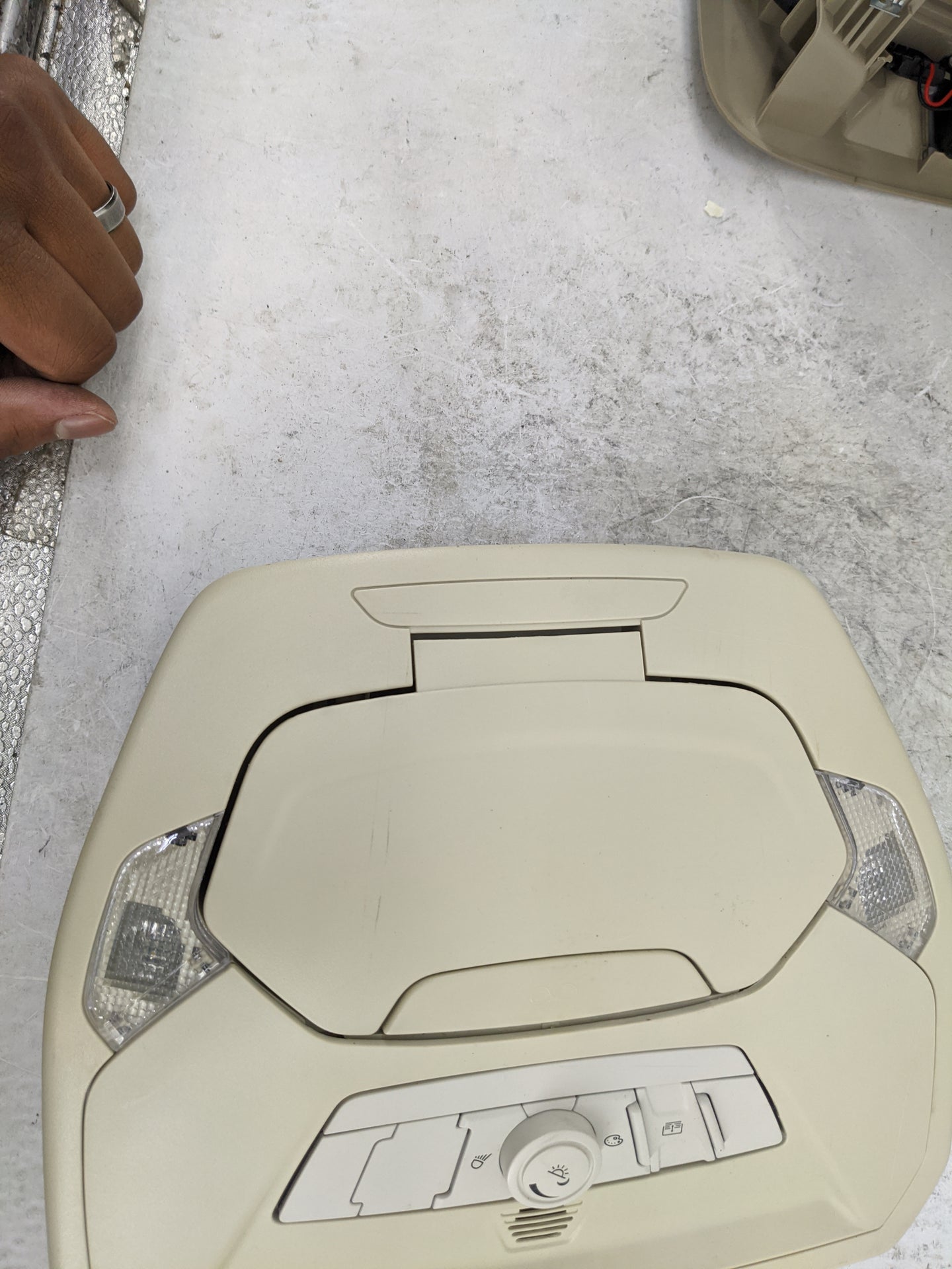 2016 Ford Cmax Overhead Roof Console Tan - Oemusedautoparts1.com