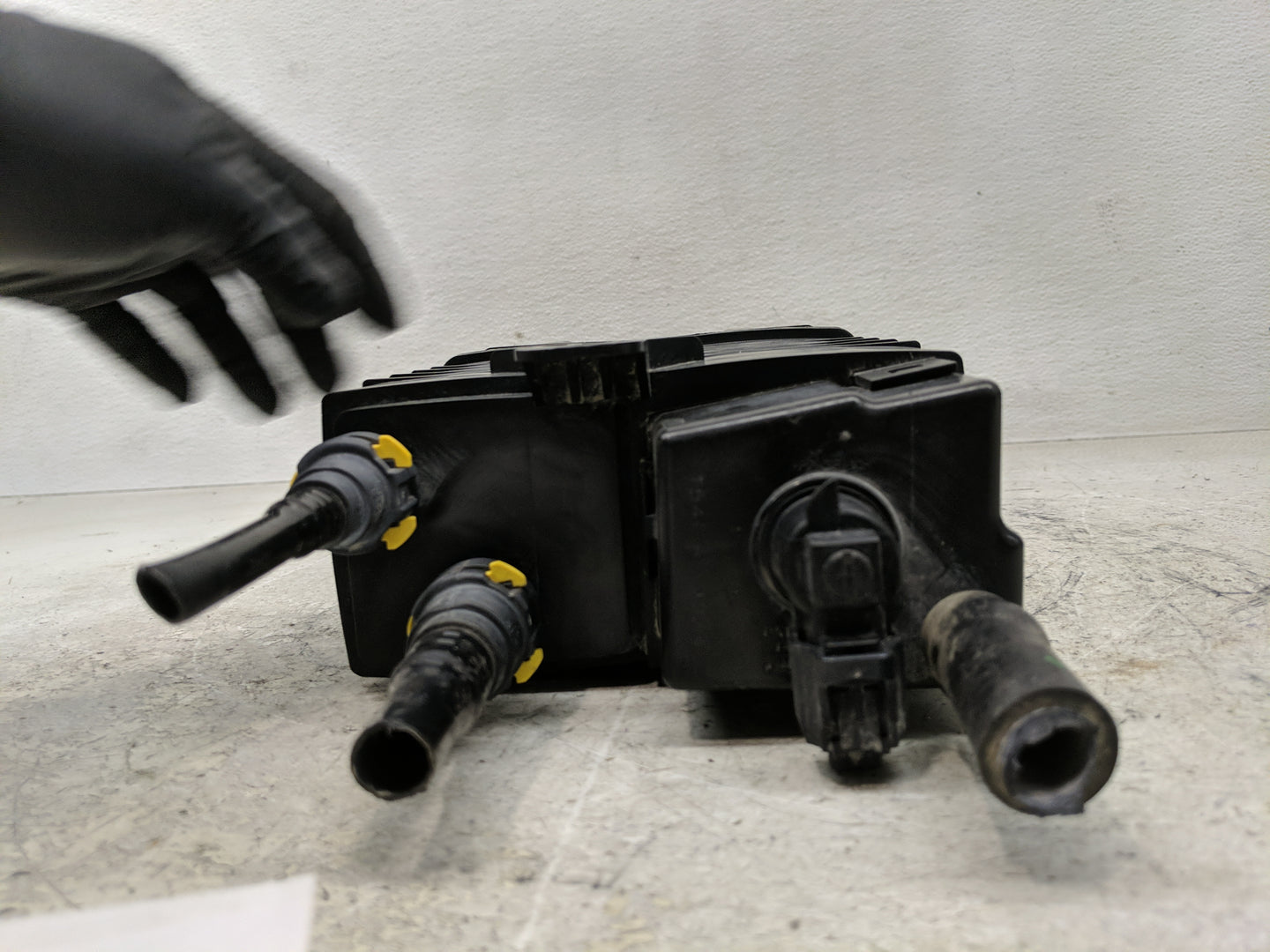 2016 Ford Edge Fuel Vapor Charcoal Canister 1357564 - Oemusedautoparts1.com