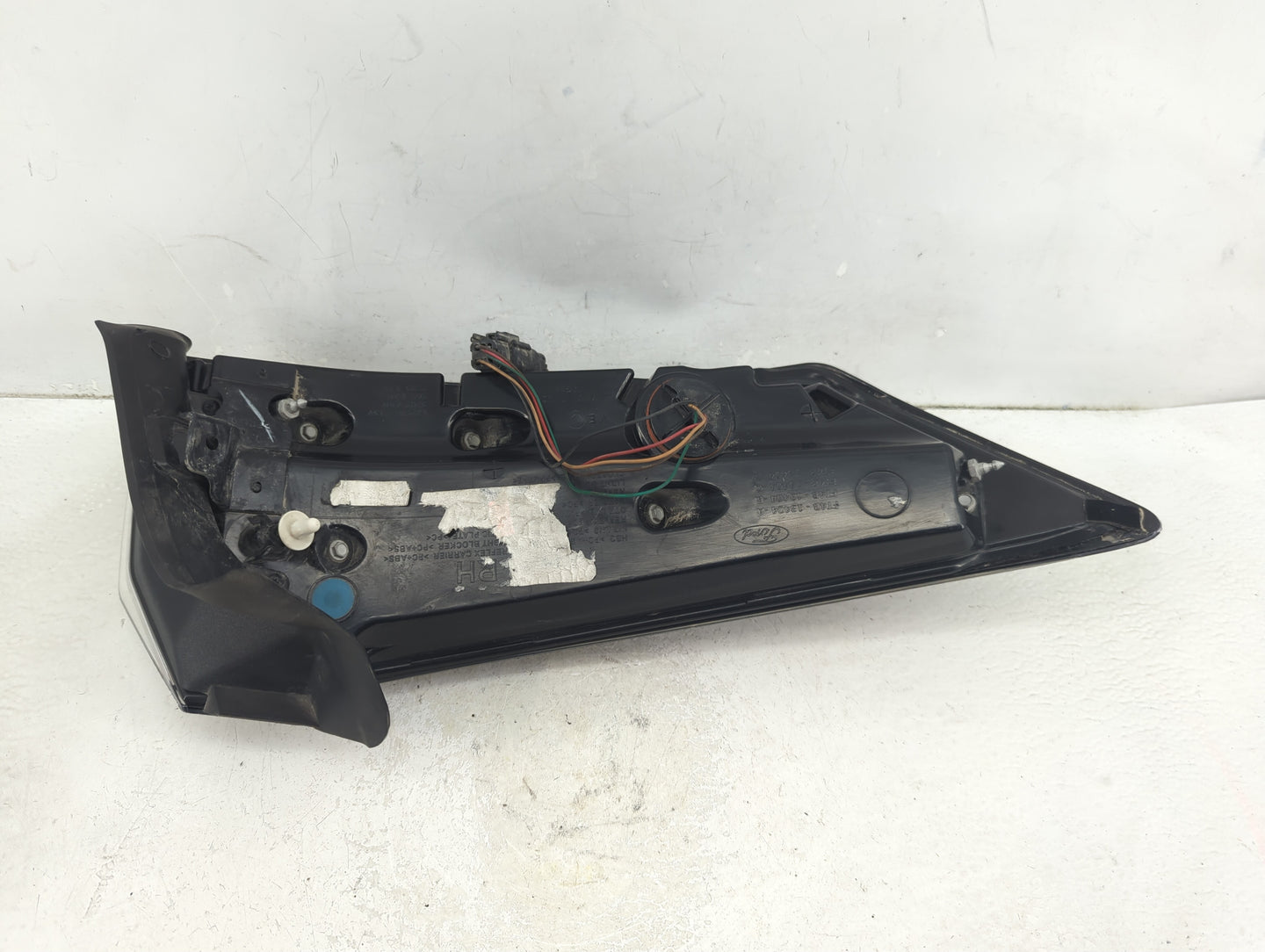 2015-2018 Ford Edge Tail Light Assembly Passenger Right OEM P/N:FT4B-13404-D FT4B-13404-C Fits Fits 2015 2016 2017 2018 OEM 