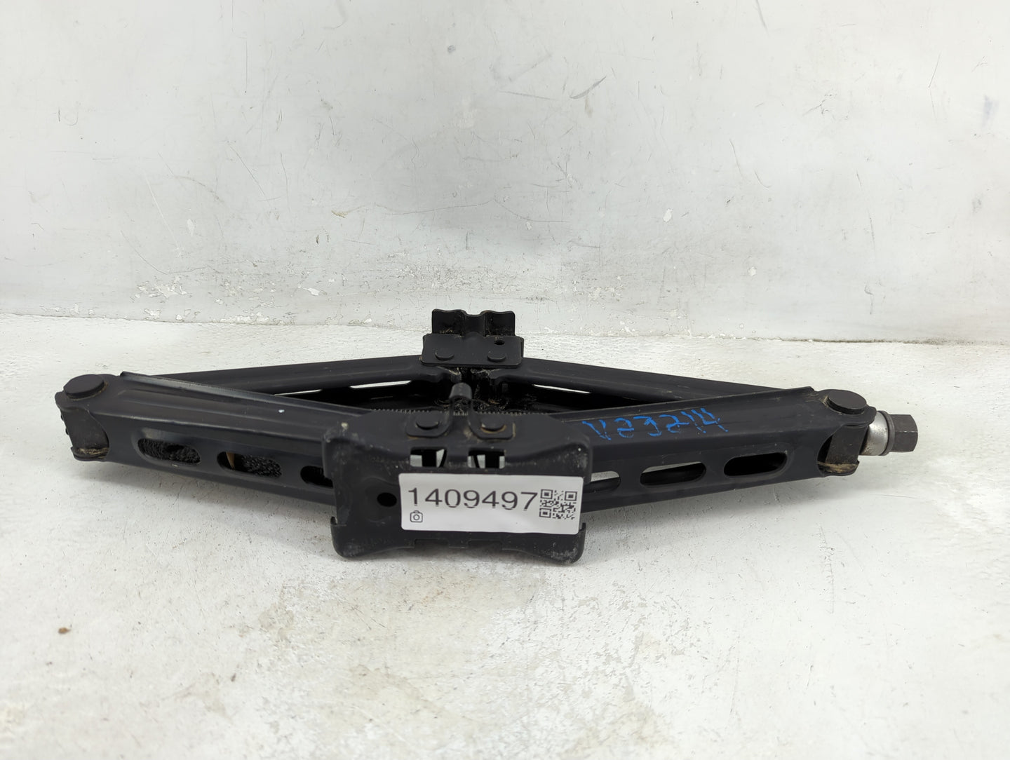 2016 Ford Edge Spare Scissor Car Jack - Oemusedautoparts1.com