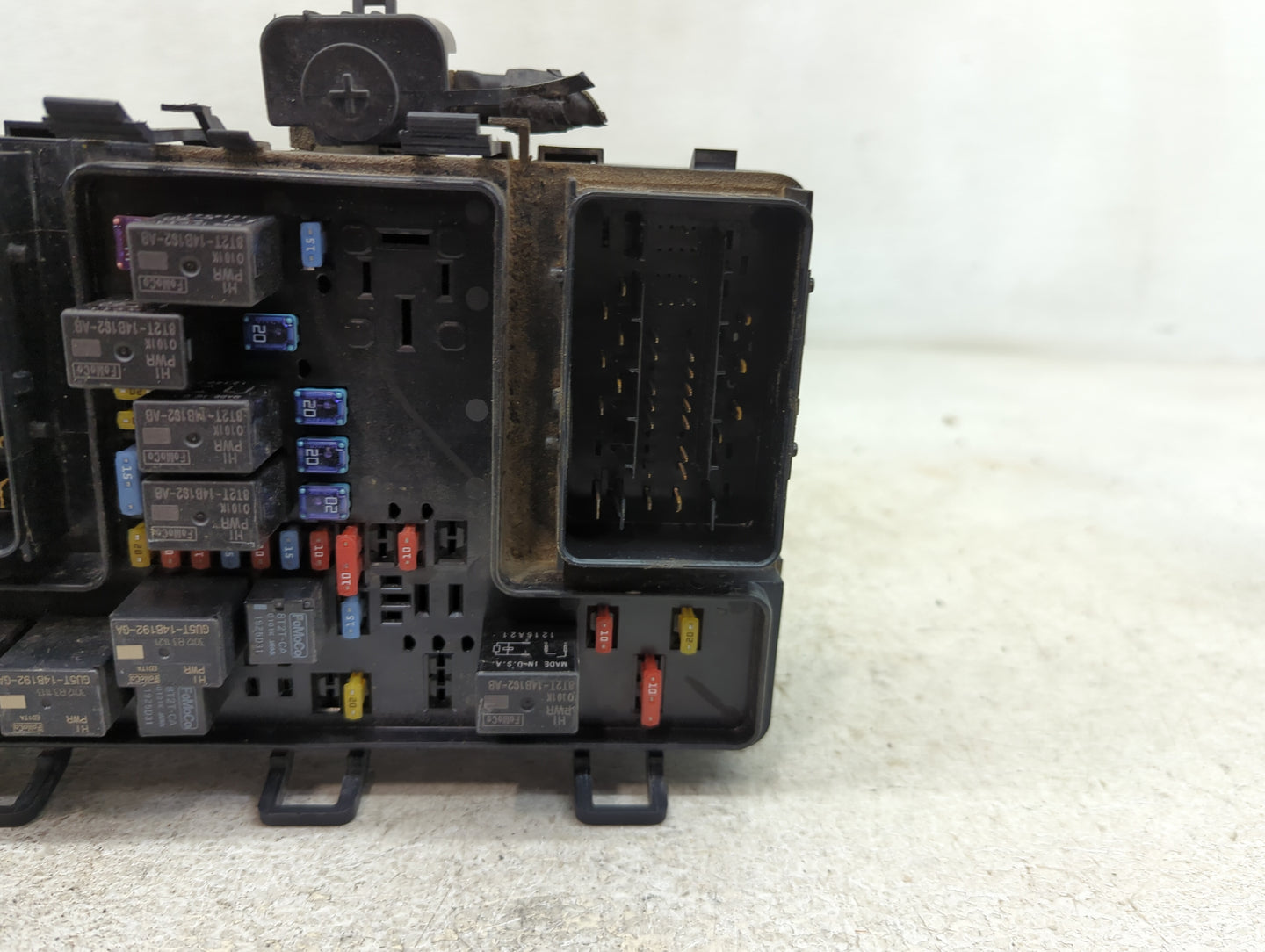 2015-2018 Ford Edge Fusebox Fuse Box Panel Relay Module P/N:G2GT14A067BB Fits Fits 2015 2016 2017 2018 OEM Used Auto Parts -
